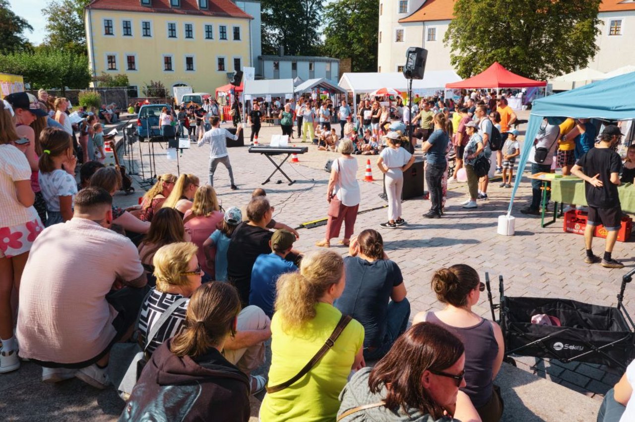 Ansicht vom Markt der Nachhaltigkeit vom September 2025 auf dem Schlossplatz Freiberg. 