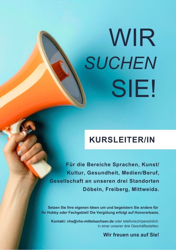Eine Hand hält ein orangefarbenes Megafon vor hellblauem Hintergrund. Daneben steht in großer Schrift: „Wir suchen Sie! Kursleiter/in“. Darunter Text mit Informationen über gesuchte Kursleitungen für die Bereiche Sprachen, Kunst/Kultur, Gesundheit, Medien/Beruf und Gesellschaft an den Standorten Döbeln, Freiberg und Mittweida sowie Kontaktdaten der Volkshochschule Mittelsachsen.