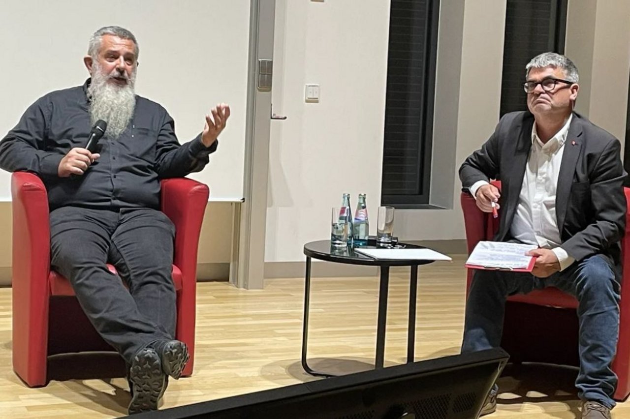 Stephan Kramer (li.), Präsident des Amtes für Verfassungsschutz Thüringen, im Gespräch mit Ralf Hron, stellvertretender Vorsitzender des DGB Sachsen.