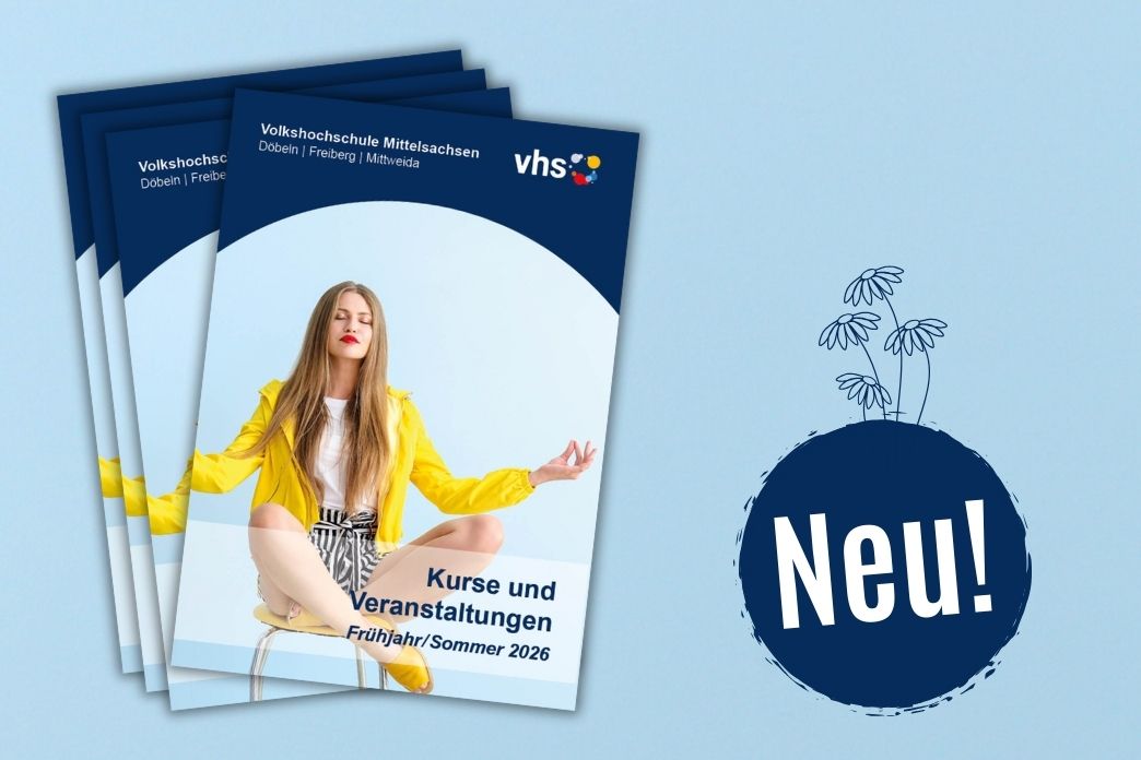 Ein Stapel von 4 Volkshochschulprogrammheften vom Frühjahr/Sommer 2026 vor hellblauem Hintergrund. Rechts ist ein Sticker mit der Beschriftung "Neu!"