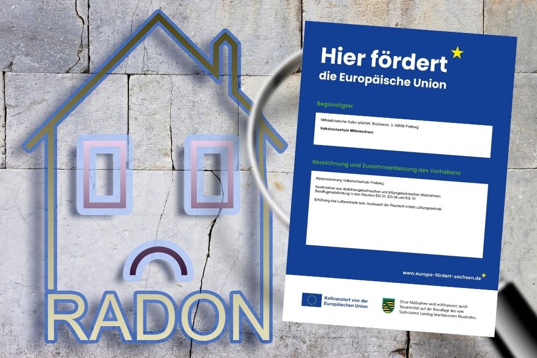 Hinweisgrafik zur durchgeführten Radonsanierung in den Verwaltungsräumen der Volkshochschule Mittelsachsen in Freiberg mit Verweis auf die Förderung durch die Europäische Union.